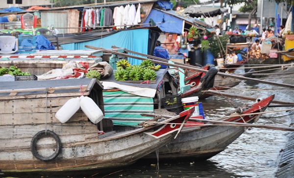 Đủ loại trái cây từ các vườn ở miền Tây được vận chuyển bằng thuyền về TP HCM rồi bày bán thành chợ ven tuyến sông