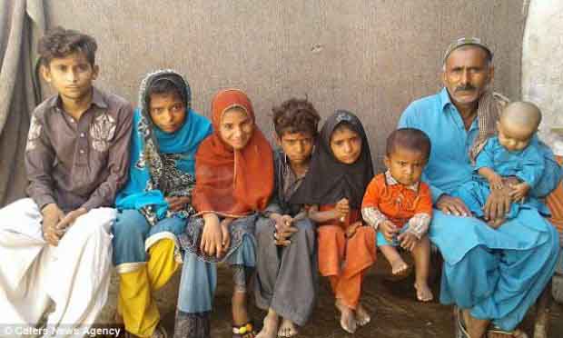 Bệnh bàn chân đá hành hạ bốn đứa trẻ trong một gia đình