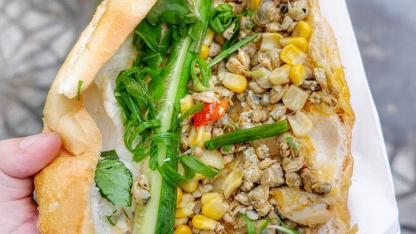 Bánh mì hến – món mới cực lạ đang gây sốt ở Sài Gòn
