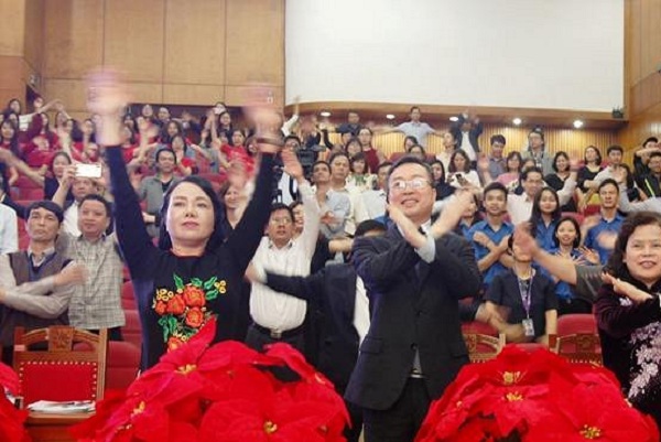 Dân mạng bất ngờ với clip Bộ trưởng Y tế Nguyễn Thị Kim Tiến tập thể dục giữa giờ họp