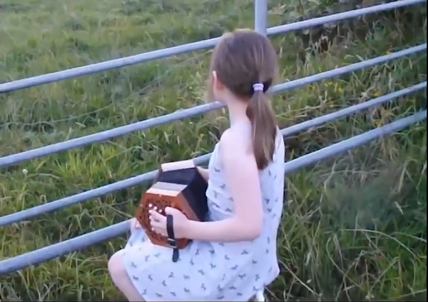 Niềm Vui Ngây Thơ Nơi Điền Dã