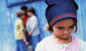 Cha mẹ nên làm gì khi con bị cô lập, nghỉ chơi cùng bạn ở trường?