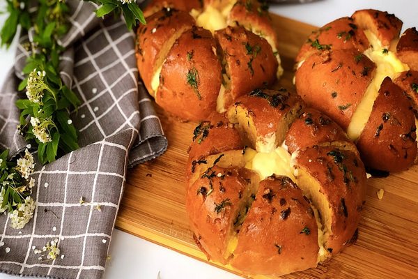 Học làm bánh mì bơ tỏi thơm phức đang thịnh hành