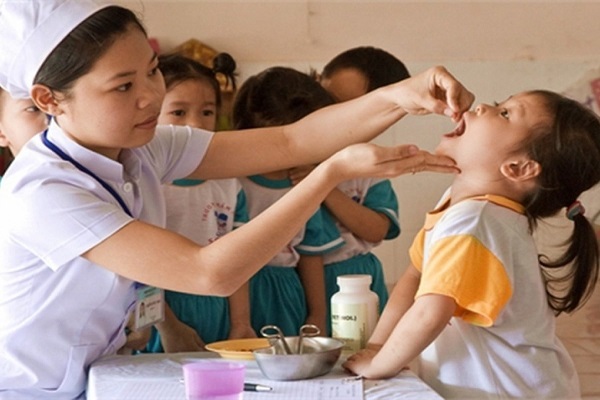 Phụ huynh cần lưu ý gì để tránh quá liều khi cho trẻ uống vitamin A