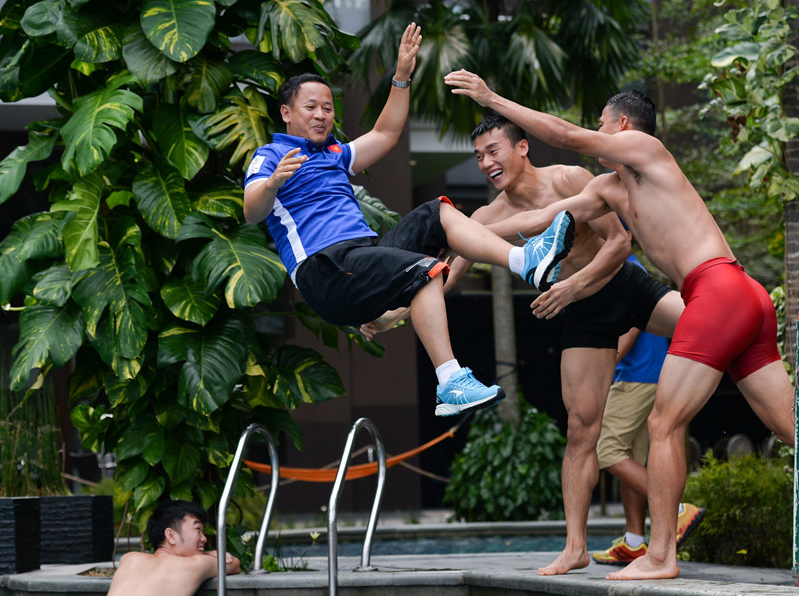 Cầu thủ Olympic Việt Nam ‘ném’ trợ lý ngôn ngữ Lê Huy Khoa xuống bể bơi