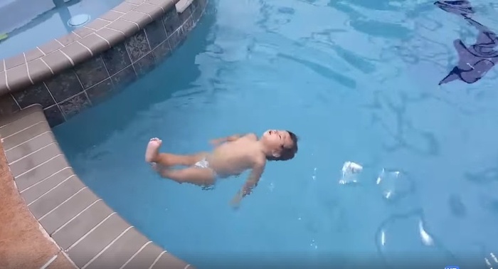 Màn bơi lội ngoạn mục của cậu bé 2 tuổi