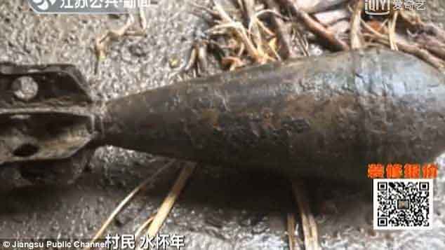 Một người đàn ông Trung Quốc hãi hùng khi đào được bom trong vườn