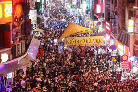 Vui Halloween khiến phố đi bộ Bùi Viện quá tải