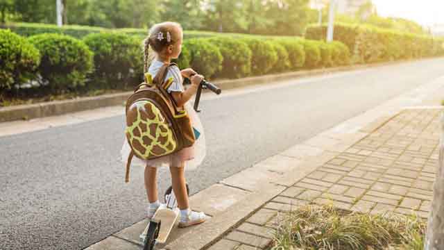 Trẻ mang cặp sách quá nặng, tác hại như thế nào?