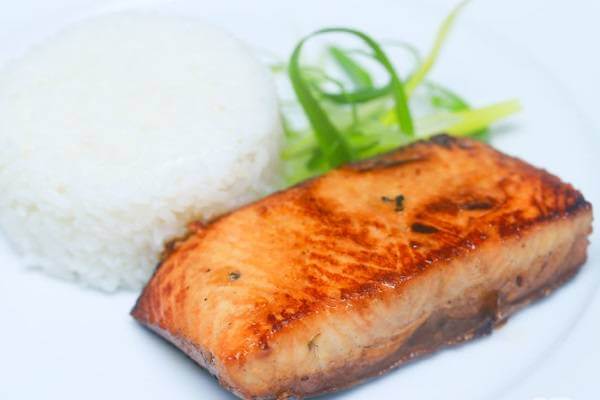 Lườn cá hồi muối mặn chiên giòn “bắt” cơm hết sẩy!