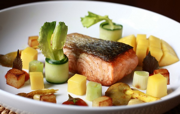 Cá hồi chiên ăn kèm rau củ