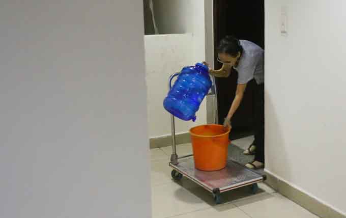 Cuộc sống thiếu điện nước của cư dân Carina sau vụ cháy