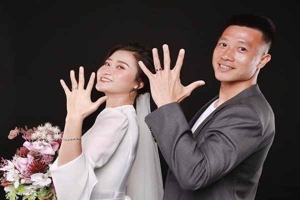 Tuyển thủ đội tuyển Việt Nam chuẩn bị lên xe hoa