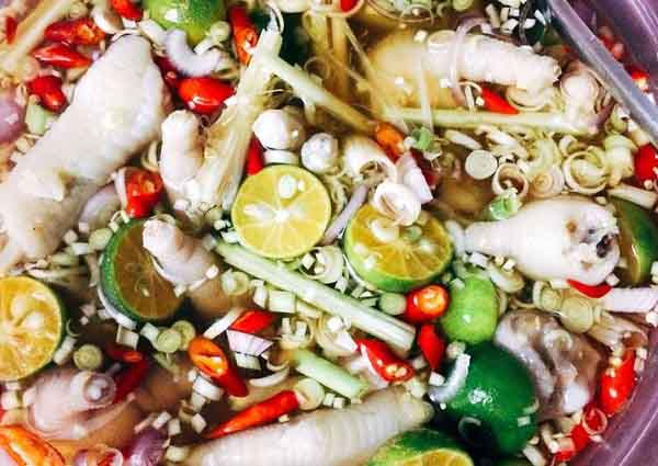 Chiêu đãi cả nhà món Chân gà ngâm sả tắc