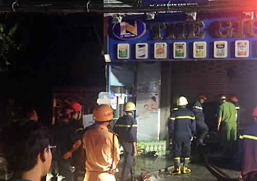 Cháy cửa hàng ven sông Sài Gòn khiến hai vợ chồng bị kẹt