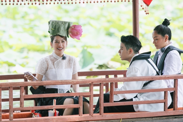 Chi Pu tự hào giới thiệu các món ăn từ sen với các nghệ sĩ Trung Quốc