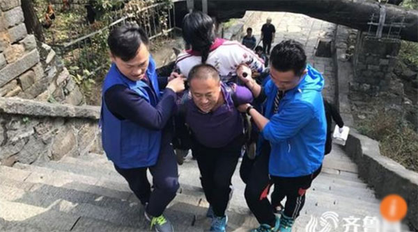 Vì tình yêu, chồng sẵn sàng cõng vợ cùng xe lăn lên đỉnh núi cao