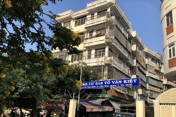 Di dời khẩn cấp người dân TP. HCM trong đêm khỏi chung cư bị nghiêng