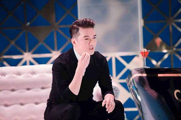 Đàm Vĩnh Hưng xúc động trong ngày giỗ ba