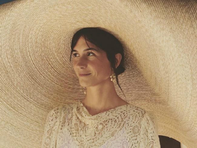 Cô dâu chơi nổi với váy cưới lộ cả nội y