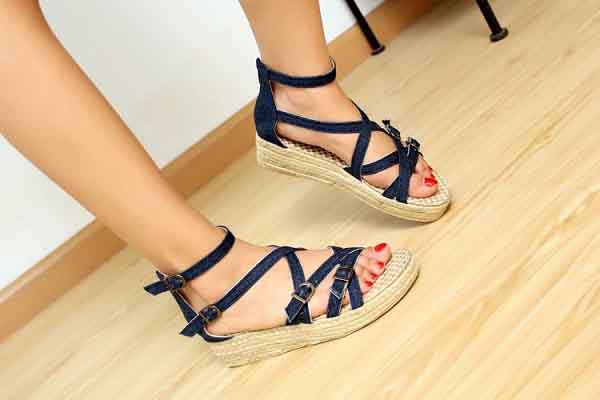 Những kiểu giày sandals được ưa chuộng trong hè 2018