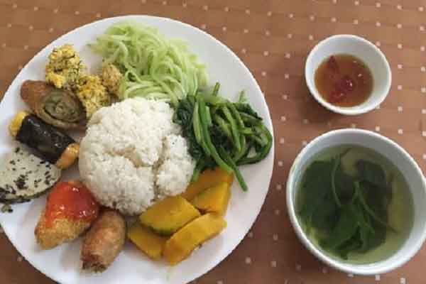 Những quán cơm chay miễn phí giữa lòng Sài Gòn