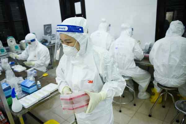 Nhân viên y tế nghỉ việc hàng loạt và bài toán giữ chân người tài