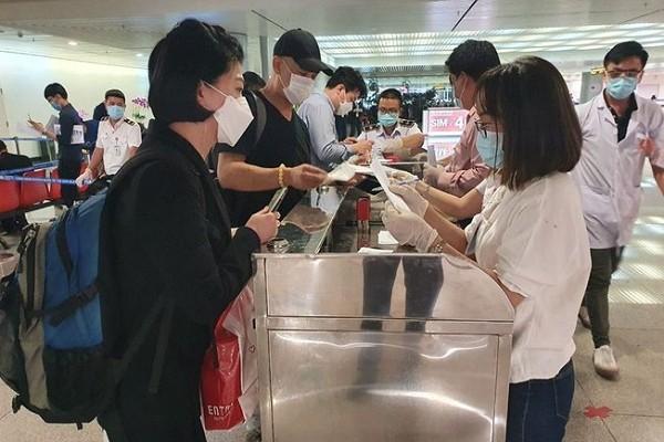 TP.HCM cảnh báo nguy cơ mắc COVID-19 từ những người nhập cảnh trái phép