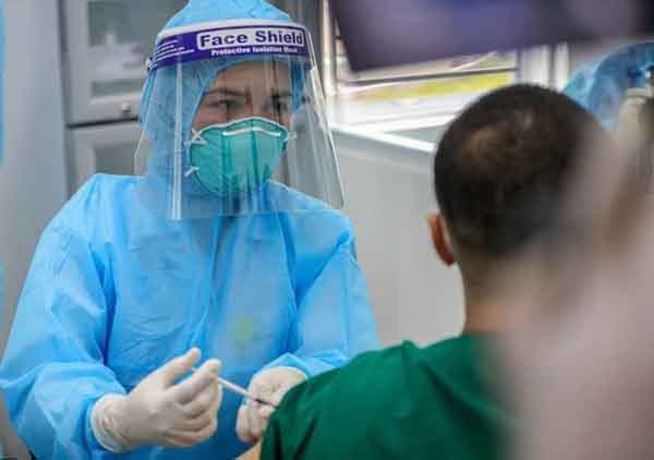 Số ca mắc COVID-19 tăng nhiều ở nhóm chưa tiêm vắc xin