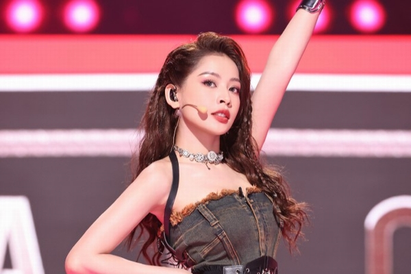 Chi Pu tiếp tục mạo hiểm, được ví như ‘cỗ máy nhảy’