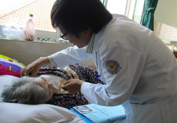 Một cụ bà nghèo được cấy máy tạo nhịp tim vĩnh viễn