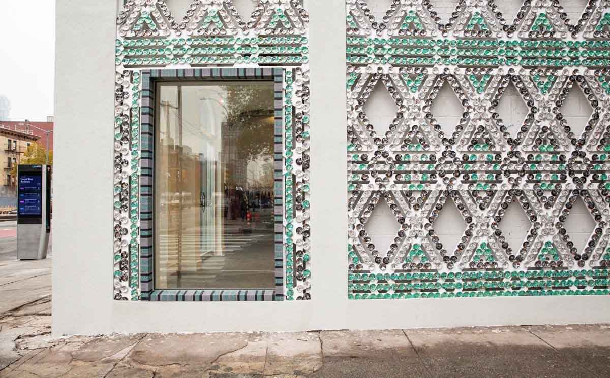 Cửa hàng thời trang dùng vỏ nhôm tái chế gây chú ý