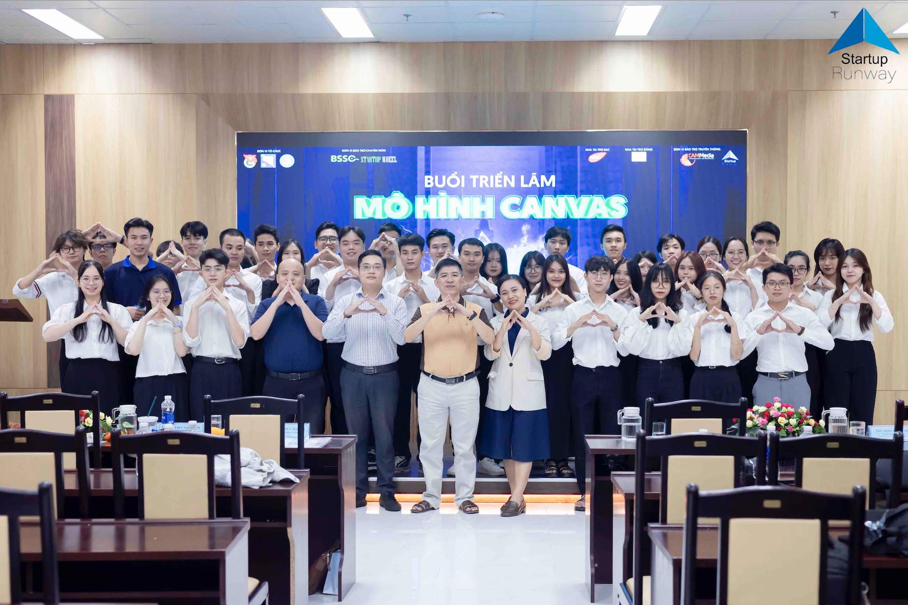 Buổi triển lãm mô hình Canvas cuộc thi Startup Runway 2024