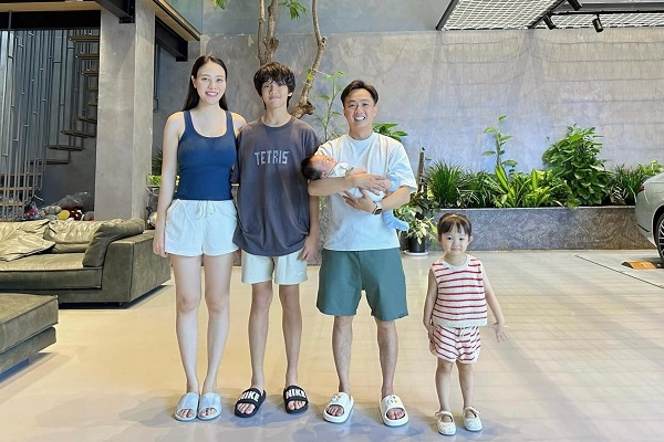 Khoe gia đình hạnh phúc, Cường Đô La bị con trai 13 tuổi bỏ xa về chiều cao