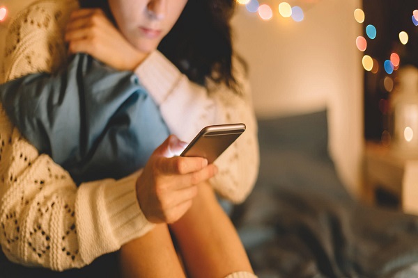 Đắm chìm trong ánh sáng xanh điện thoại nguy hại ra sao?