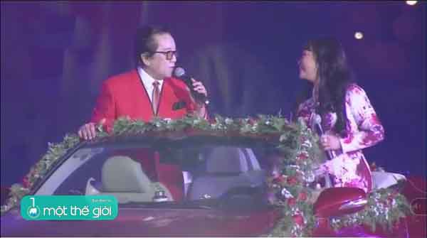 VIDEO: Danh ca Hương Lan, Elvis Phương đứng trên ô tô hát  trước 15.000 khán giả Đà Lạt