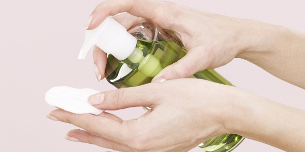 Sai lầm khi dùng dầu tẩy trang có thể khiến da chi chít mụn