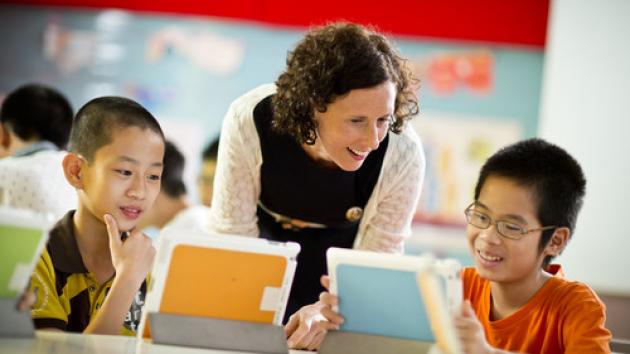 Còn lâu con mới bằng con người ta!