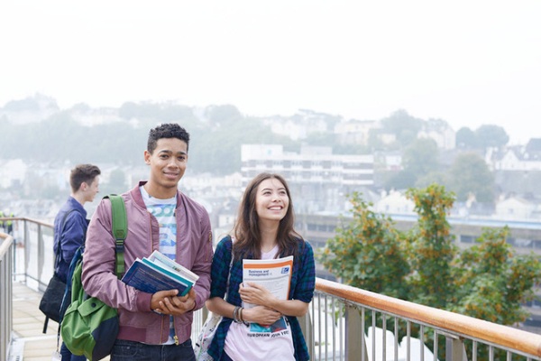 Chuẩn bị cho con đi du học, đừng quên dạy con bí quyết tiết kiệm nơi xứ người