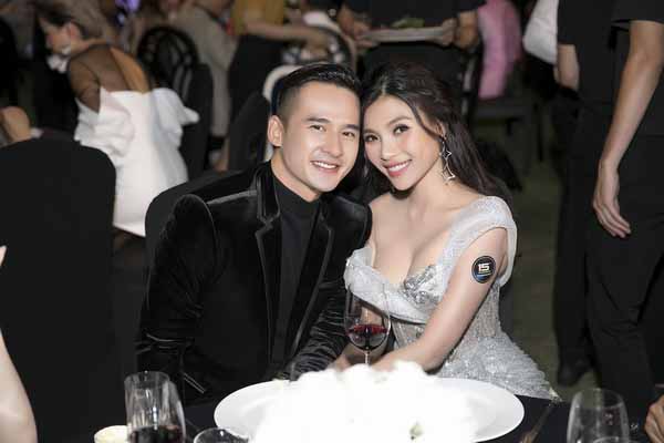 Thúy Diễm lấy lại vóc dáng thời son rỗi, Lương Thế Thành không rời nửa bước khi sánh đôi