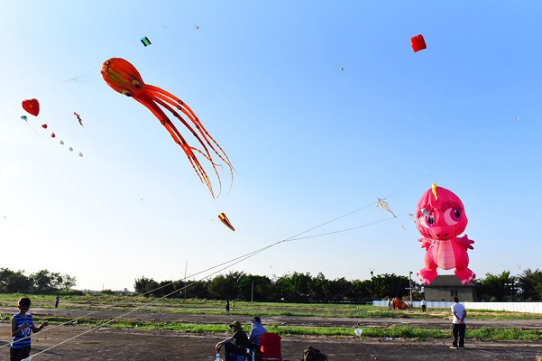 Diều khổng lồ bay trên bầu trời miền Tây ngày đầu xuân