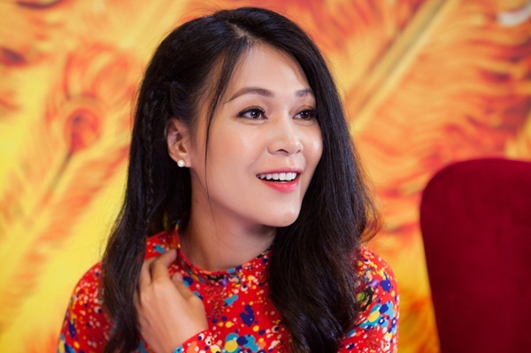 Đinh Y Nhung hàn huyên chuyện nghề với Mai Thu Huyền