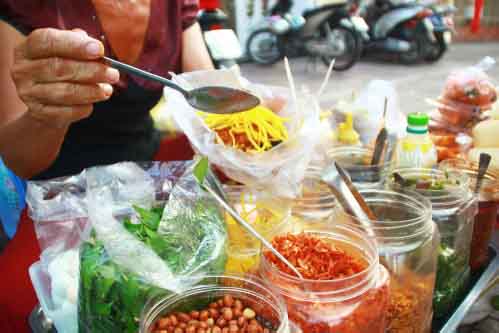 Hiểm họa từ đồ ăn vặt trước cổng trường