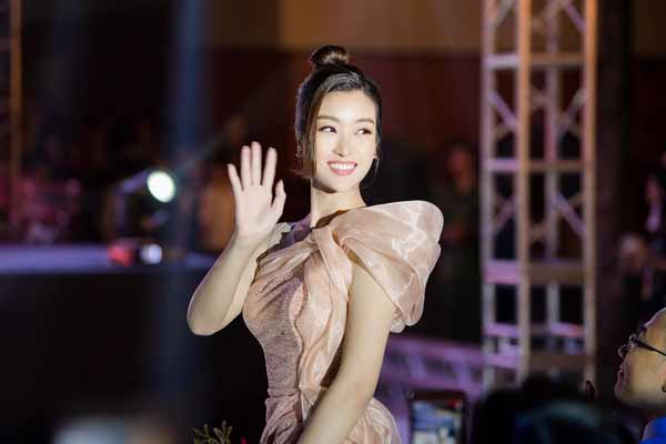 Đỗ Mỹ Linh thần thái ngút ngàn đi làm giám khảo sau “Cuộc đua kỳ thú 2019”