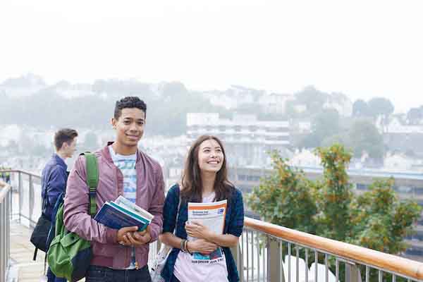 Top 5 quyển sách gối đầu giường dành cho du học sinh