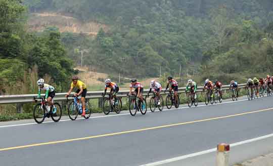 Lê Văn Duẩn về nhất chặng 3 giúp em trai đoạt Áo xanh