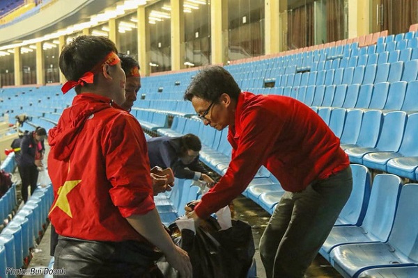 Phó thủ tướng Vũ Đức Đam cùng số ít CĐV nán lại sân Mỹ Đình để dọn rác sau trận chung kết