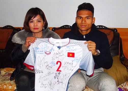 Hậu vệ Phạm Xuân Mạnh gửi tặng 330 triệu tiền bán áo làm từ thiện