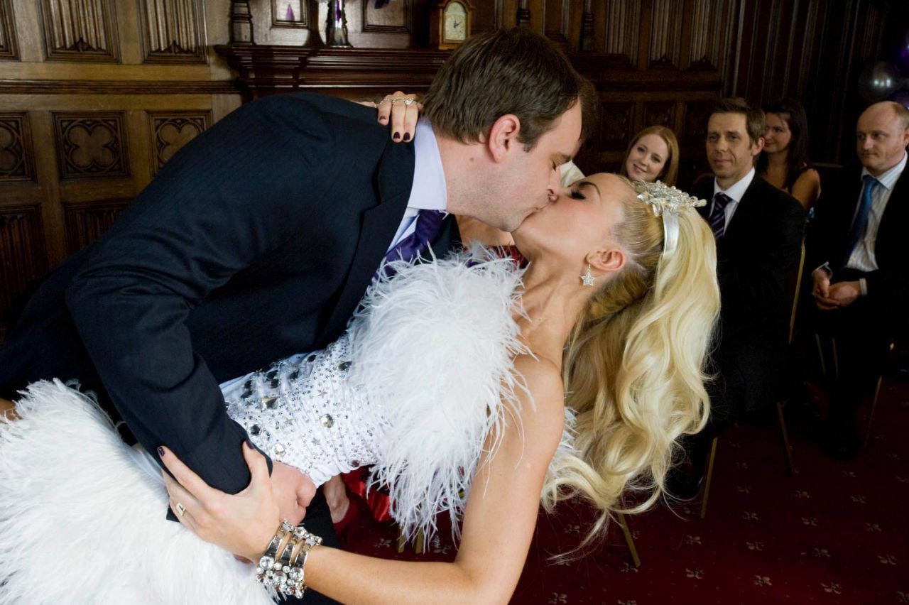 Diễn viên đã được đóng cảnh hôn và thân mật sau lệnh cấm vì COVID-19