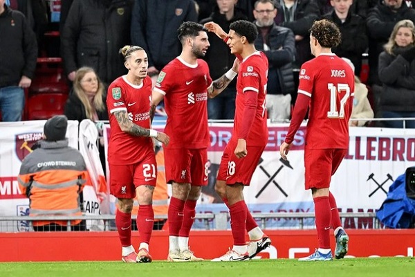 Thắng ấn tượng West Ham, Liverpool vào bán kết Cúp Liên đoàn Anh